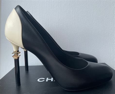 chanel gold logo split heel pump